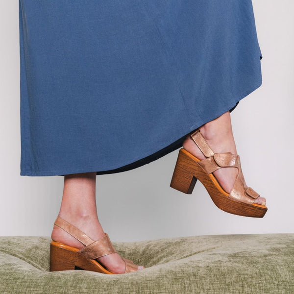 DONNA sandale rose métallique à talon imitation bois 8,5 cm