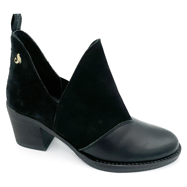 Black heeled bootie 1946